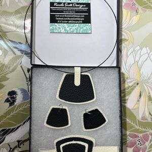 Black and White Necklace Set